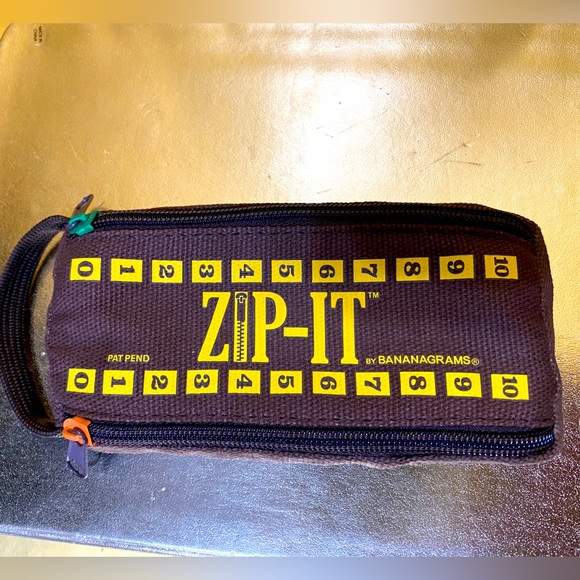 ZIP-IT TRAVEL GAME BY BANANAGRAMS CROSSWORD SPEED GAME 24 LETTER CUBES FUN GAME - Picture 2 of 7